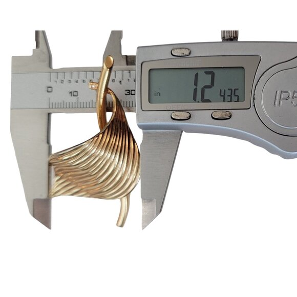 Gold Tone Vintage Ribbed Minimal Leaf Branch Brooch Pin E962 - Picture 9 of 10